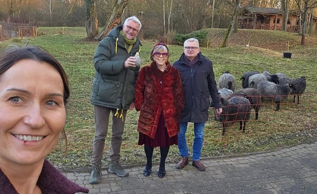 Cała Polska mówi o owcach 🐑 🤍  Zainteresowanie terapeutycznym stadem owiec przeszło najśmielsze nasze oczekiwania. Spodziewaliśmy sie, ze ta kwestia moze wzbudzi zainteresowanie, ale nie myśleliśmy, ze bedzie ono na taką skalę. Tym bardziej jest nam miło, że efekt niemal rocznych prac został dostrzeżony.  Zdrowie psychiczne człowieka, jego połączenie ze światem natury, biofilia, zdrowa żywność wpisują sie w hasła ekopsychiatrii i One Health.  Spacery miały ruszyć po Nowym Roku, ale w związku z bardzo dużym zainteresowaniem postanowiliśmy jeszcze przed Świętami Bożego Narodzenia odbyć kameralny, pierwszy spacer terapeutyczny. W najbliższy poniedziałek o 12.30. Poprowadzi go prof. Piotr Tryjanowski.  Link w BIO  Zapraszamy.... beeeez stresu! 🐑
@izpuls  #terapeutycznestadoowiec #pierwszestadowpolsce #terapeutyczneowce #onehealth #wrzosówki